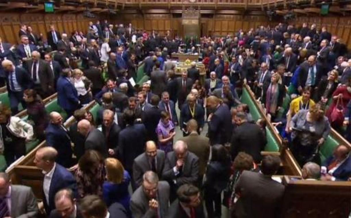 Parlementsleden verwerpen enige amendement op brexit-akkoord, stemming is begonnen