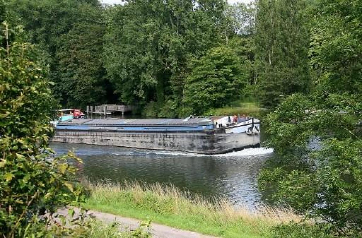 Vrachtschip vaart tegen brug in Grimbergen, brug ingezakt