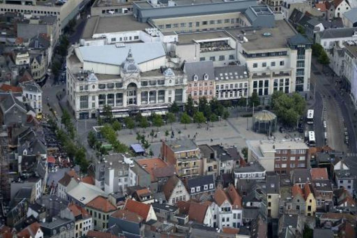 Honderdtal jongeren voeren actie voor klimaat op de Groenplaats in Antwerpen