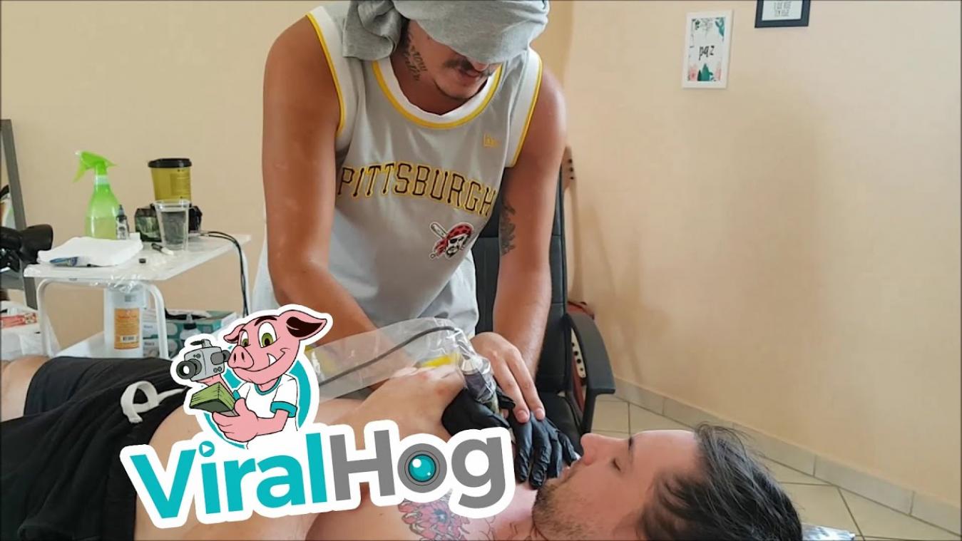 VIDEO. Tattoo artist gaat 'Bird Box Challenge' aan, het resultaat is spuuglelijk