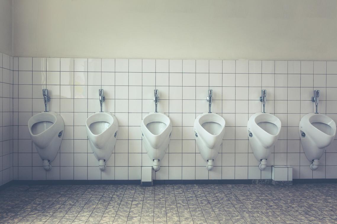 Plassen op een openbaar toilet: do's en don'ts voor mannen