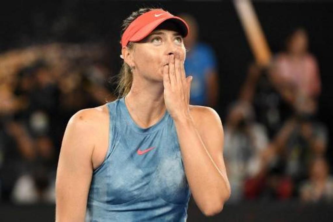 Maria Sharapova schakelt titelverdedigster Wozniacki uit