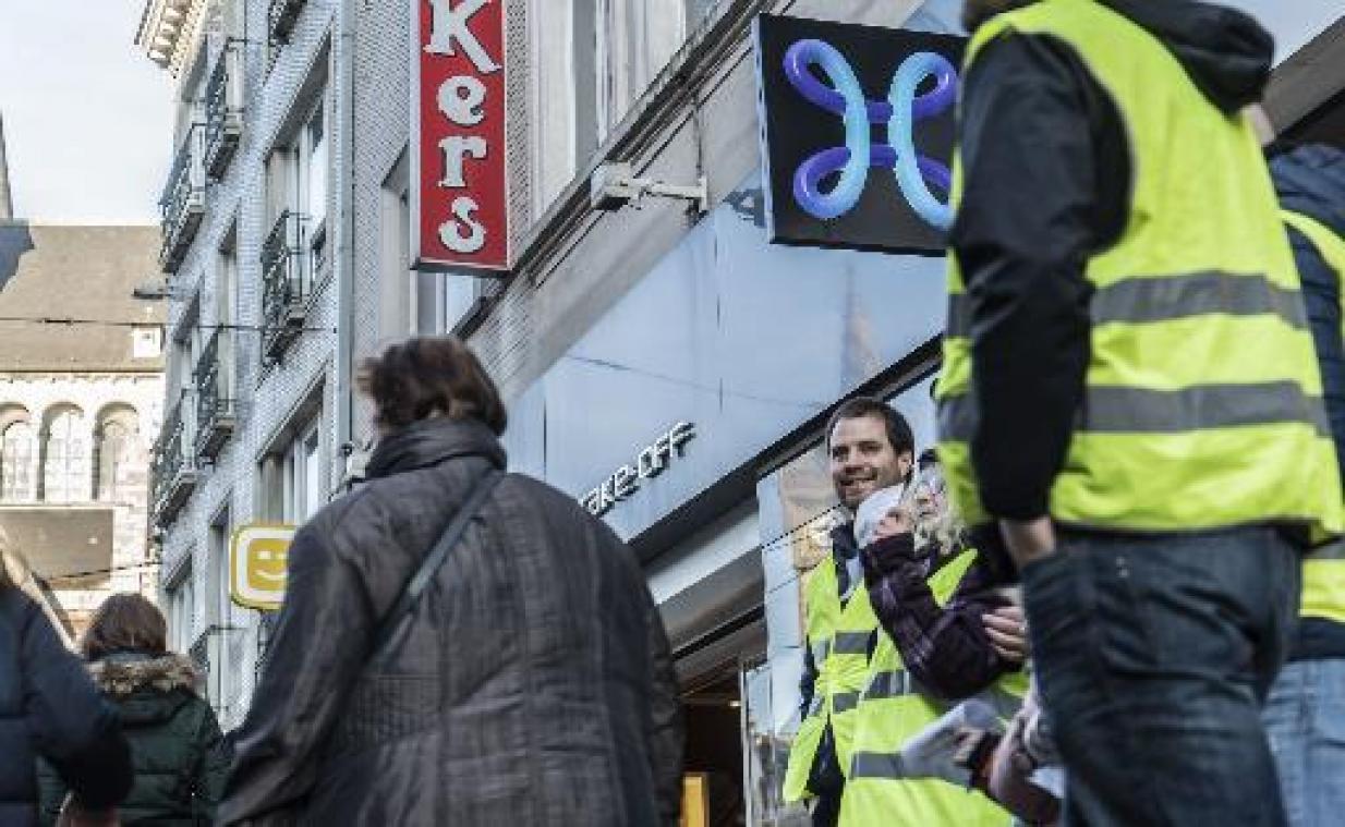 Enkele gele hesjes demonstreren aan Proximus Center in Gent