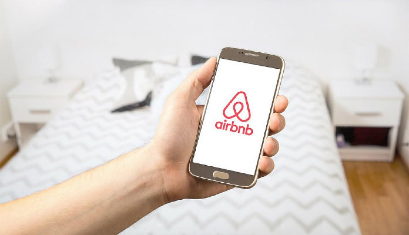 Vader in shock nadat hij dit aantreft in AirBnB