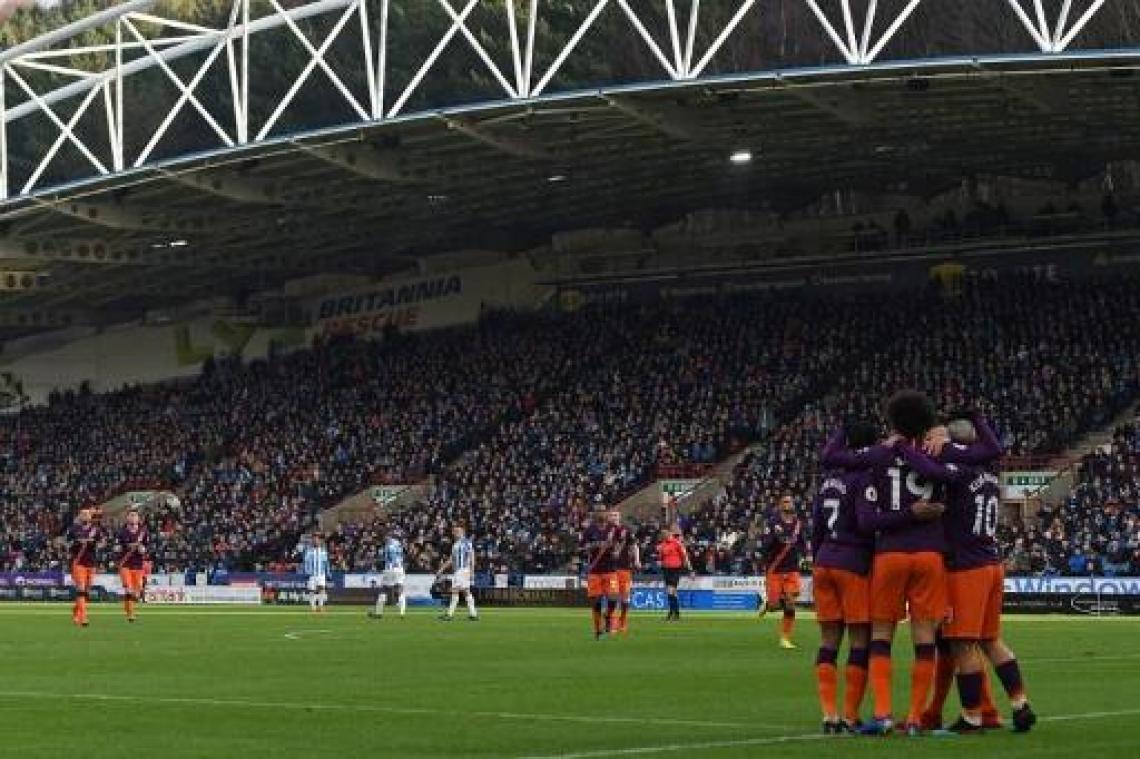 Manchester City houdt Liverpool in vizier na vlotte winst bij Huddersfield