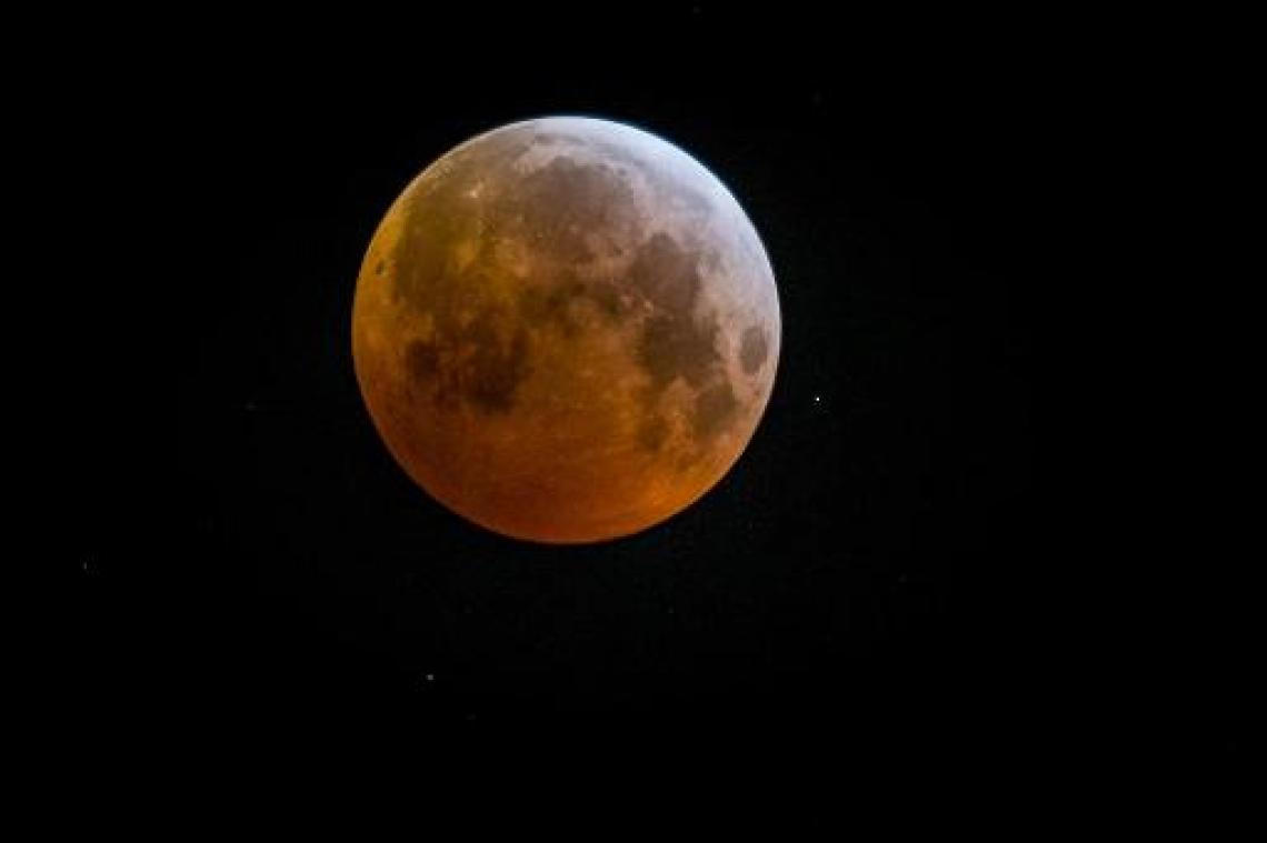 Honderdtal mensen aanschouwt totale maansverduistering bij volkssterrenwacht Mira