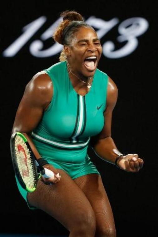 Serena Williams zet nummer 1 Simona Halep in drie sets opzij op Australian Open