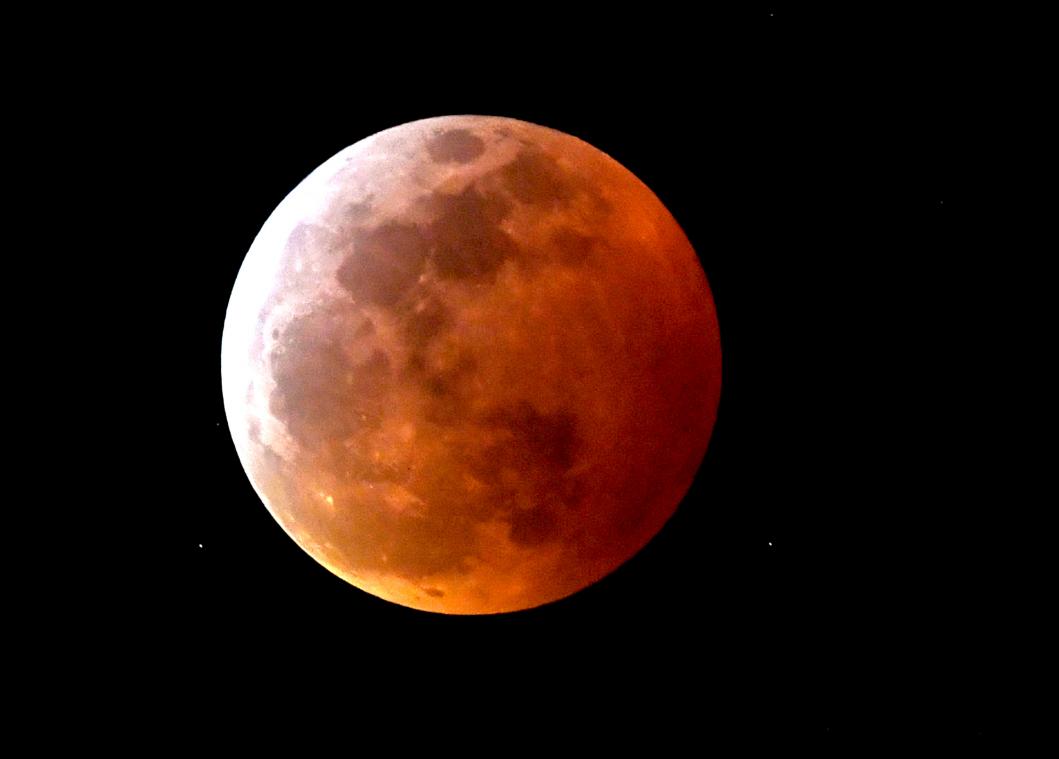 IN BEELD. Zo zag de maansverduistering eruit