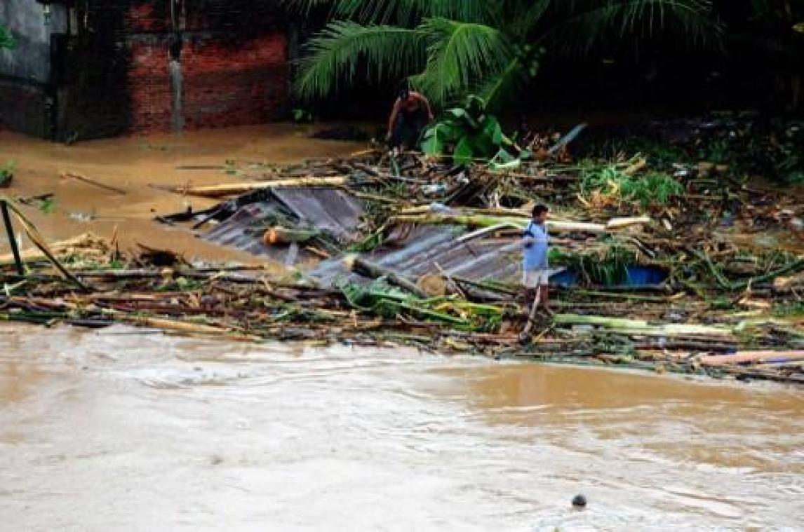 Doden en vermisten door aardverschuivingen en overstromingen in Indonesië