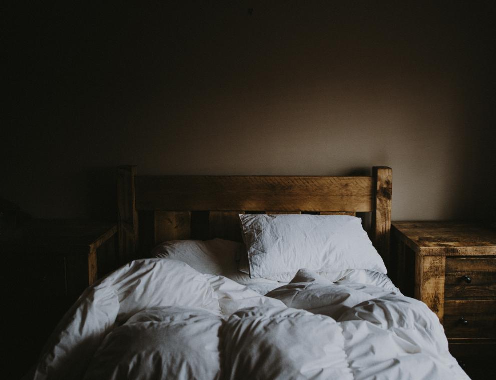 Bizar. Vrouw trouwt met een donsdeken