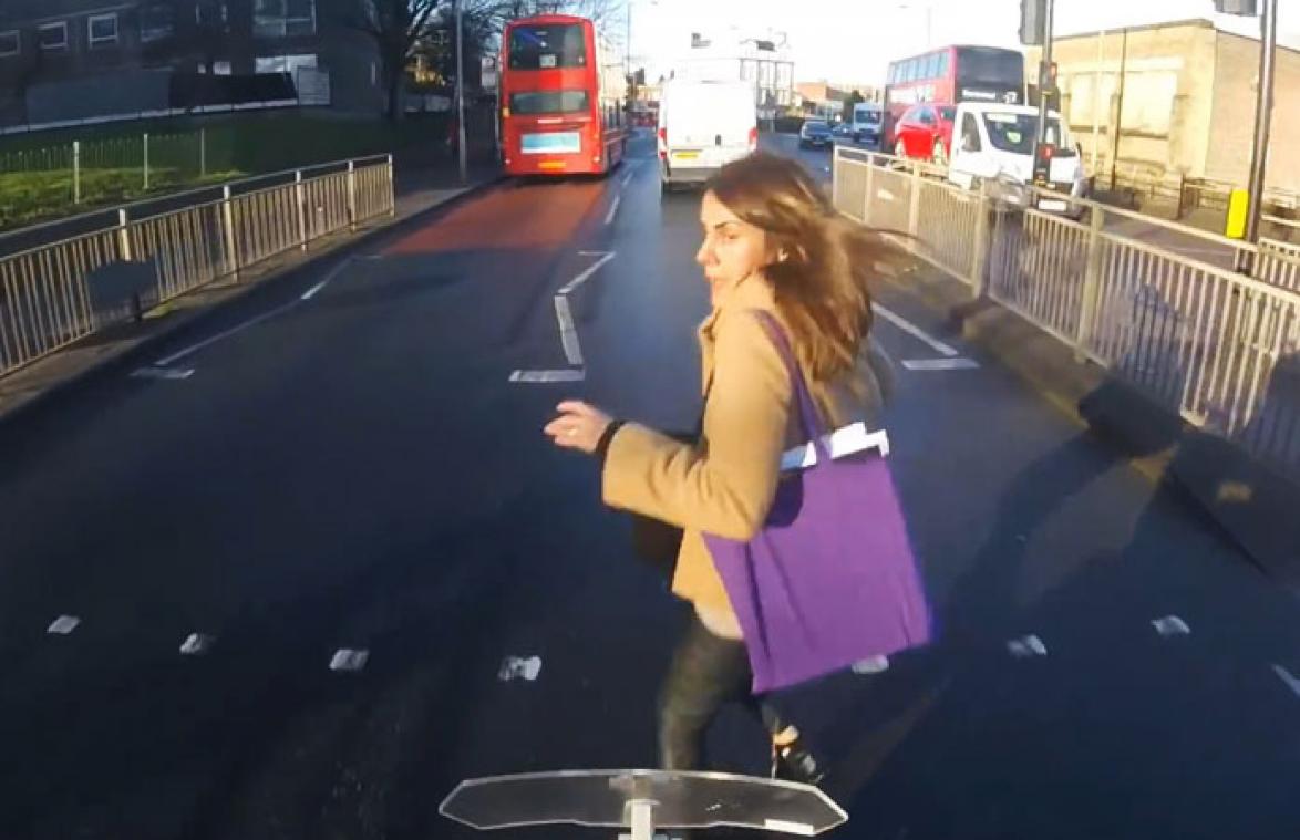 VIDEO. Motard knalt op vrouw die rood licht negeert. En dan doet ze dit.