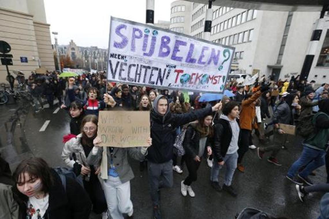 Spijbelen voor het klimaat - Hogeschool- en universiteitsstudenten vervoegen klimaatspijbelaars