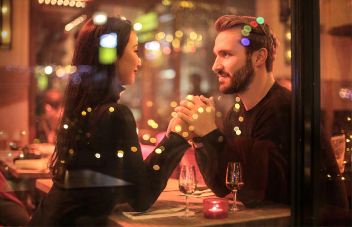 Verliefde man wil zijn date soigneren, en dan doet ober iets ongelooflijk moois