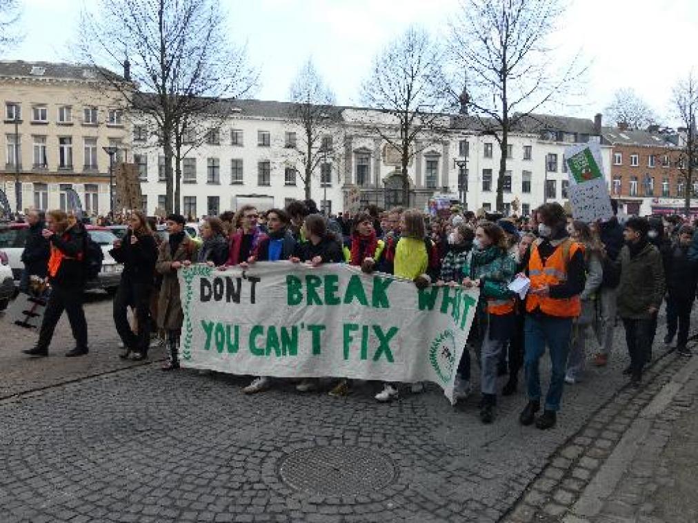 Ruim 500 jongeren houden klimaatmars tijdens tweede Antwerpse spijbelactie