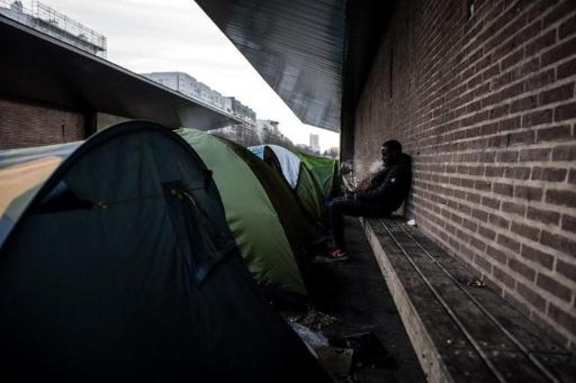 Frankrijk evacueert migrantenkamp in noorden van Parijs