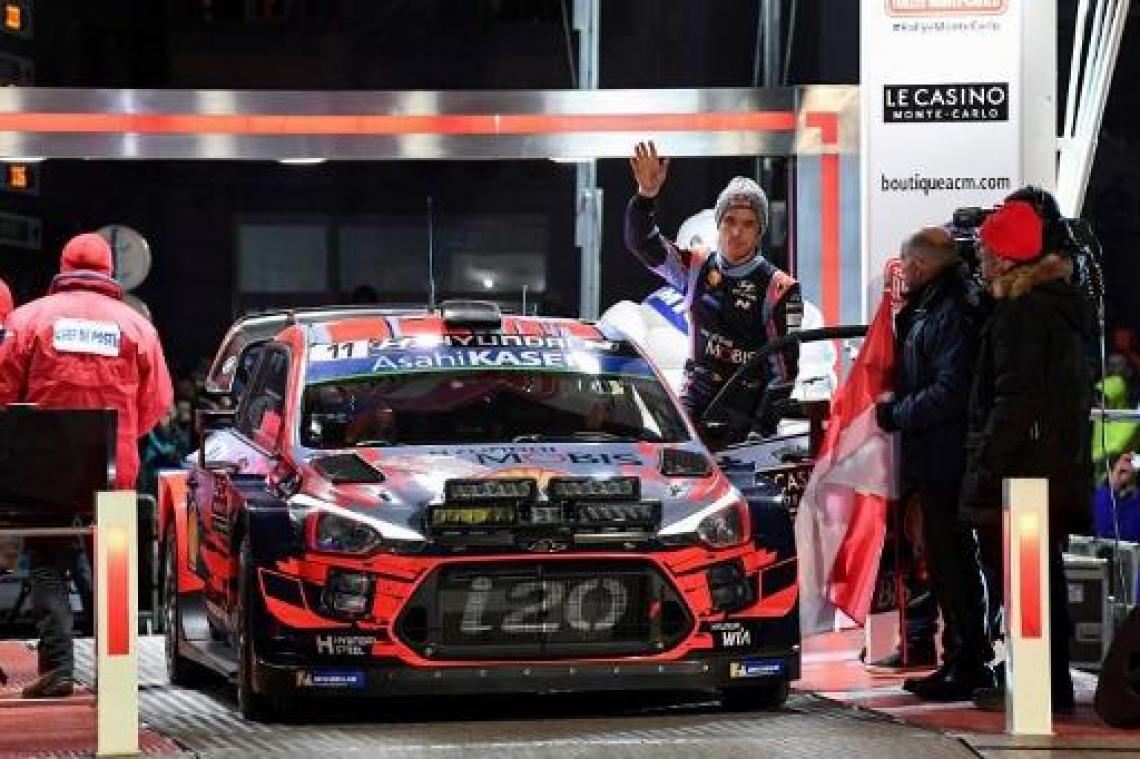 Neuville neemt de leiding over