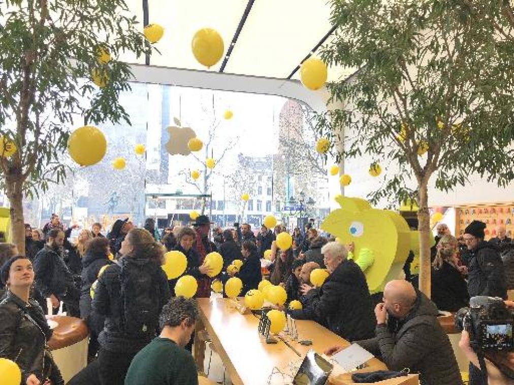 Apple store in Brussel decor voor flashmob voor fiscale rechtvaardigheid