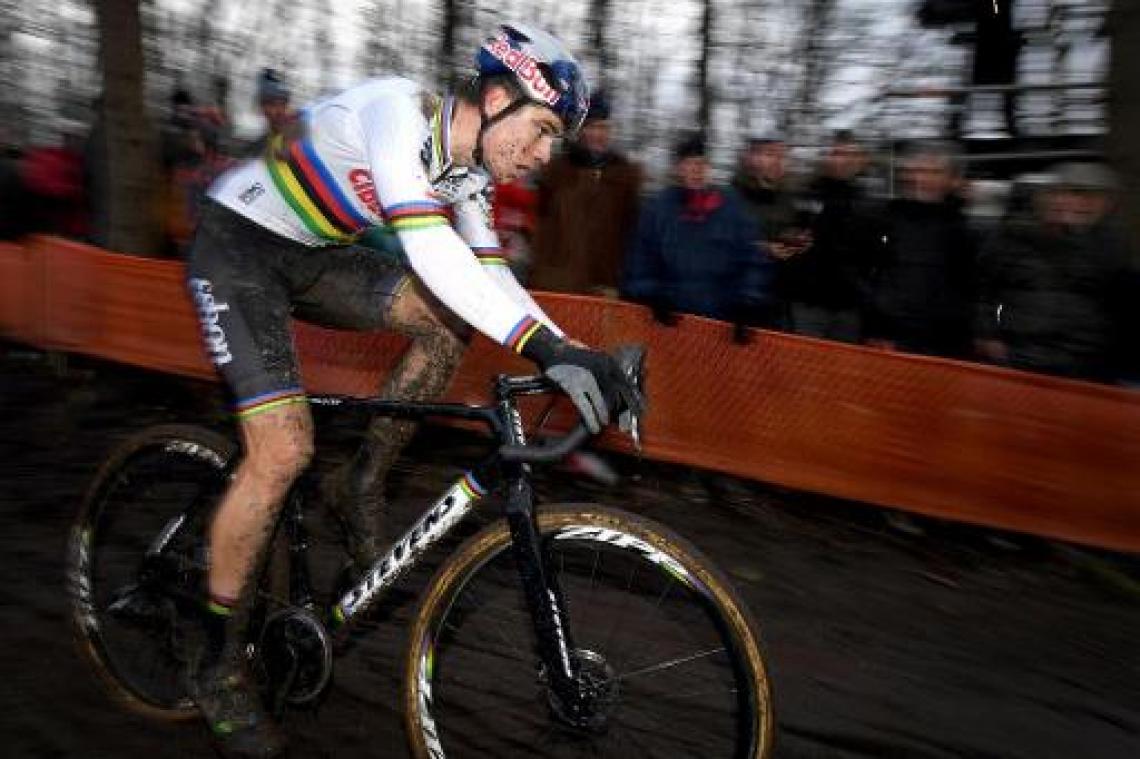 WB veldrijden Hoogerheide - Geen eindzege voor Van Aert: "Op mijn waarde geklopt"