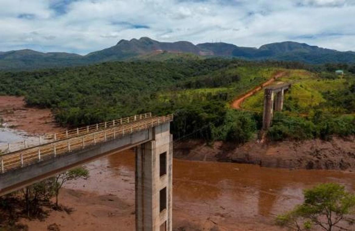 Dambreuk Brazilië - Gevaar op breuk tweede dam geweken, zoekoperatie naar slachtoffers hervat