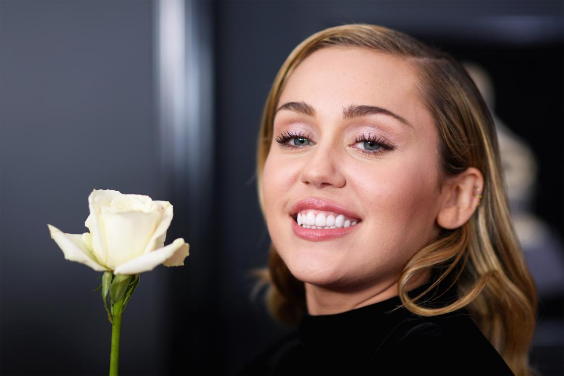 Miley Cyrus laat 'pussy'-tatoo zetten