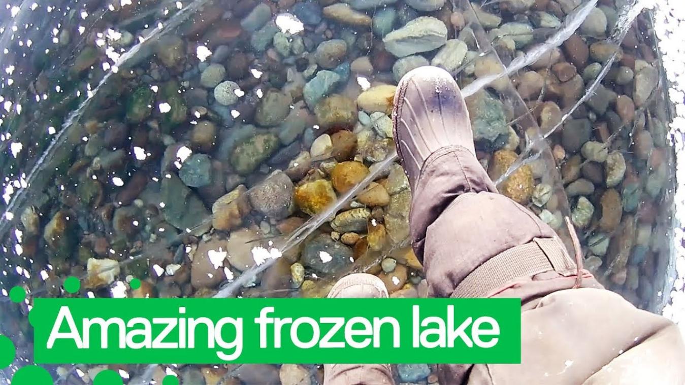 VIDEO. Man wandelt over bevroren Baikalmeer in Siberië