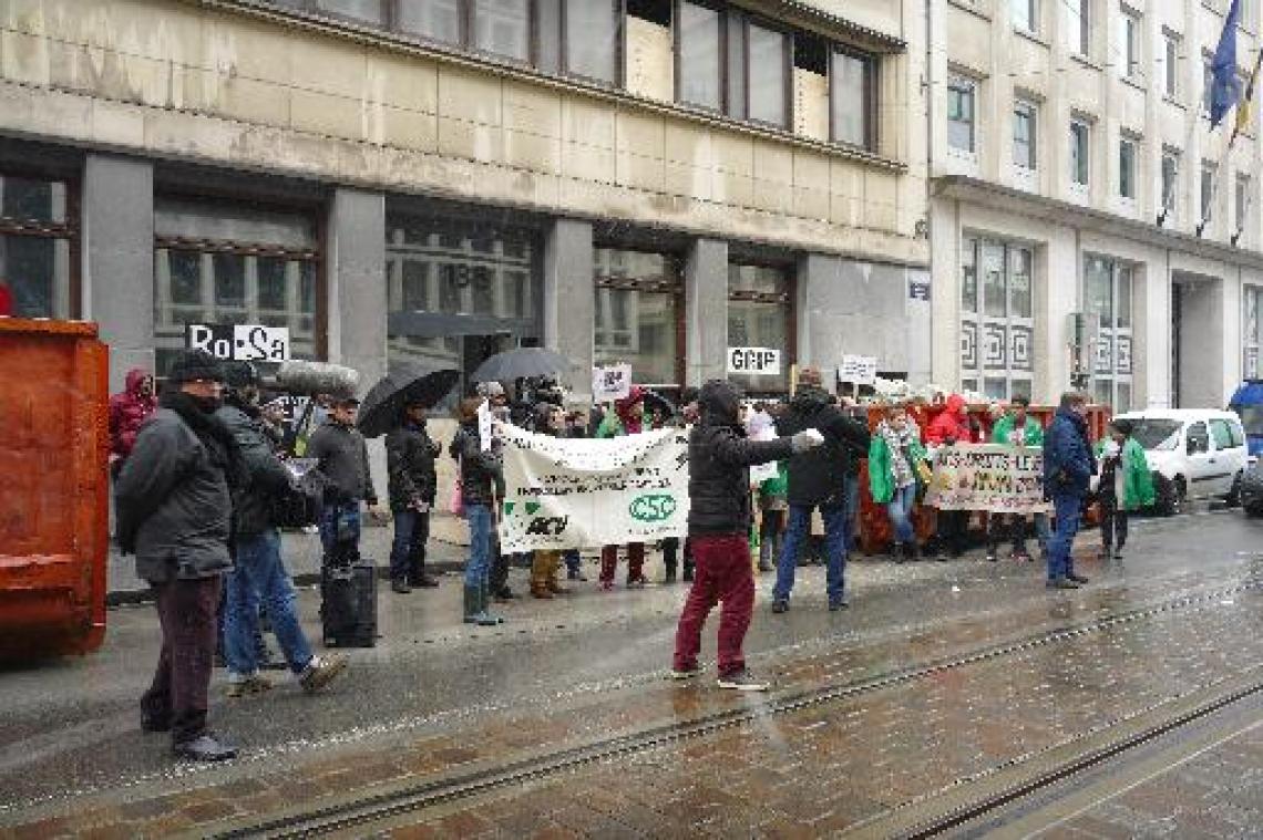 Actievoerders houden symbolische verkoop van humanitaire visa voor zetel N-VA