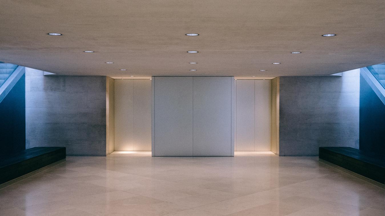 Vrouw zit weekend lang vast in lift op het werk