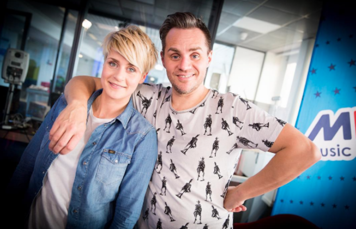 Radiozenders schrappen reclame en draaien aangepaste muziek