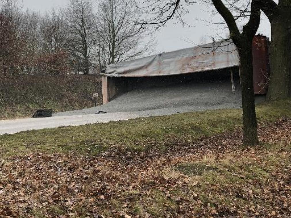 Vrachtwagen met 30 ton kiezel kantelt na botsing in As