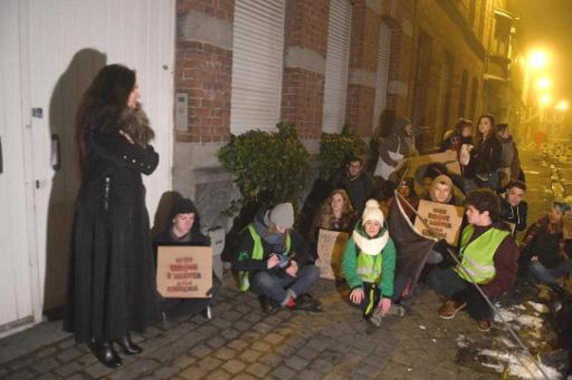 Honderdtal leerlingen betoogt aan woning van minister Marie Christine Marghem in Doornik