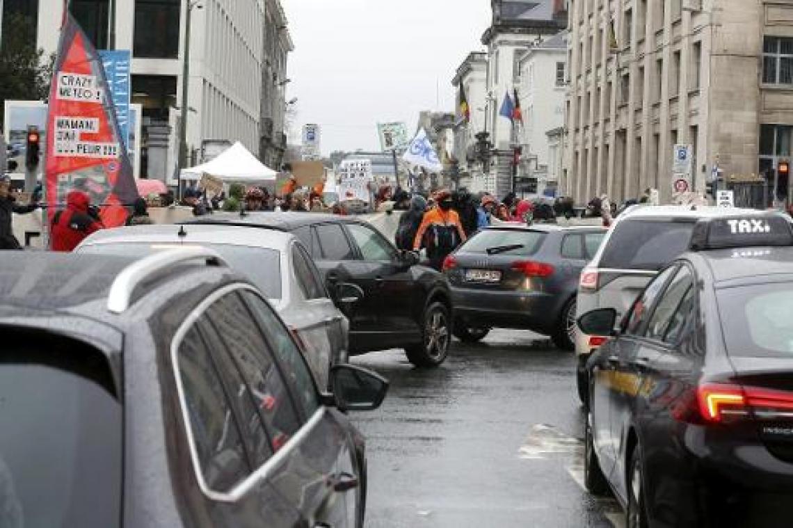 Deelnemers van vierde klimaatmars nemen brede Brusselse lanen in