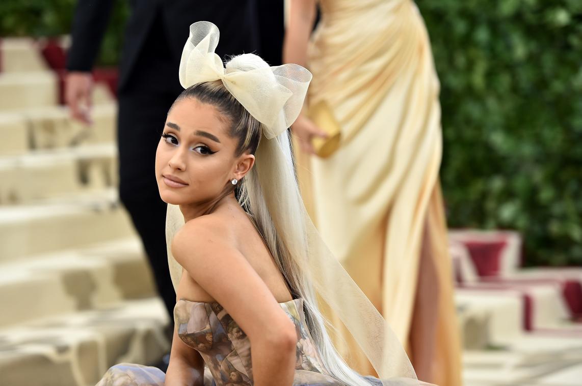 Ariana Grande zet gênante tattoofout recht