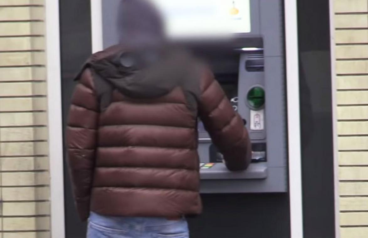 VIDEO. Zou jij vergeten geld aan bankautomaat teruggeven aan eigenaar?