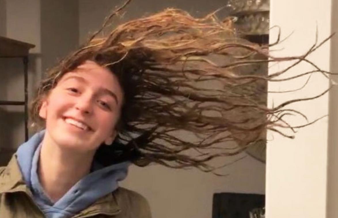 WOW! Kijk wat de kou doet met het haar van dit meisje...