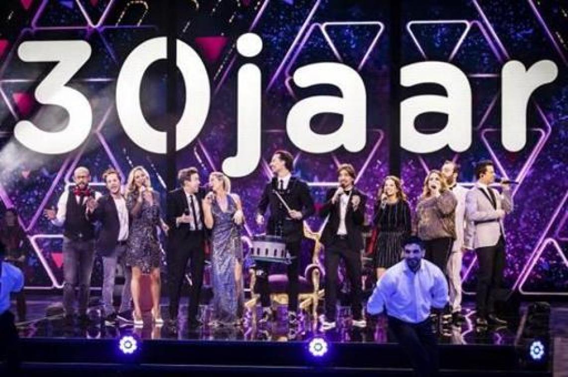 Het Journaal feliciteert VTM NIEUWS live tijdens de nieuwsuitzendingen