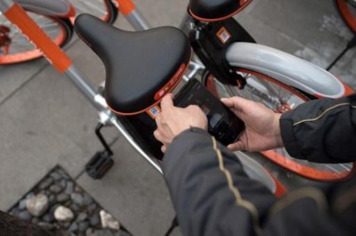 Nederland verbiedt gebruik van smartphone op de fiets