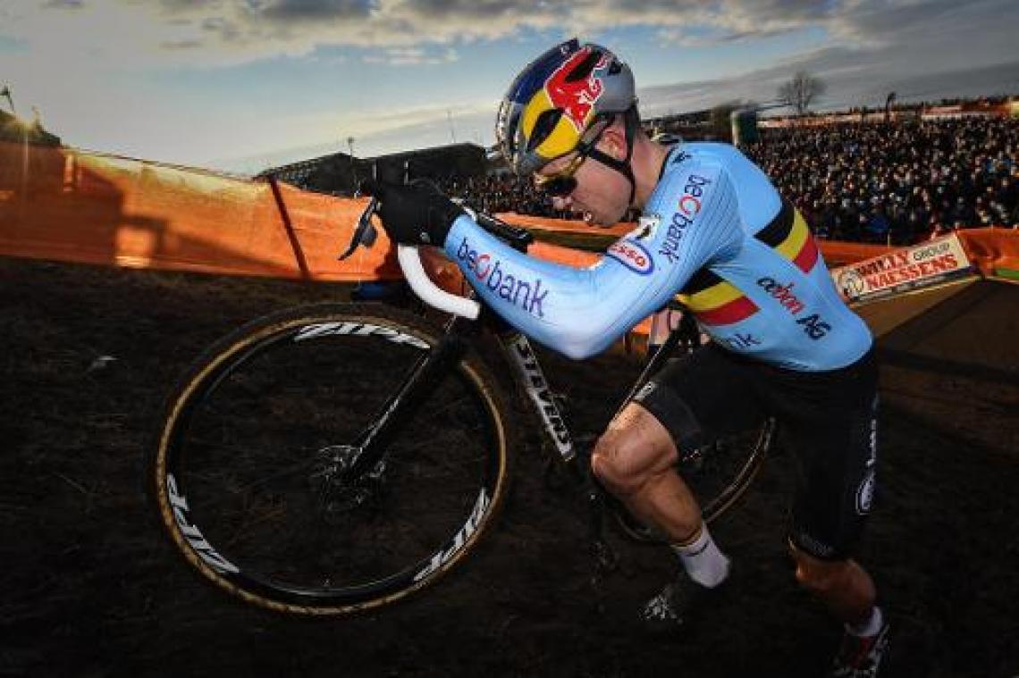 WK veldrijden - Van Aert erkent meesterschap van Van der Poel: "Hij was opnieuw heel sterk"