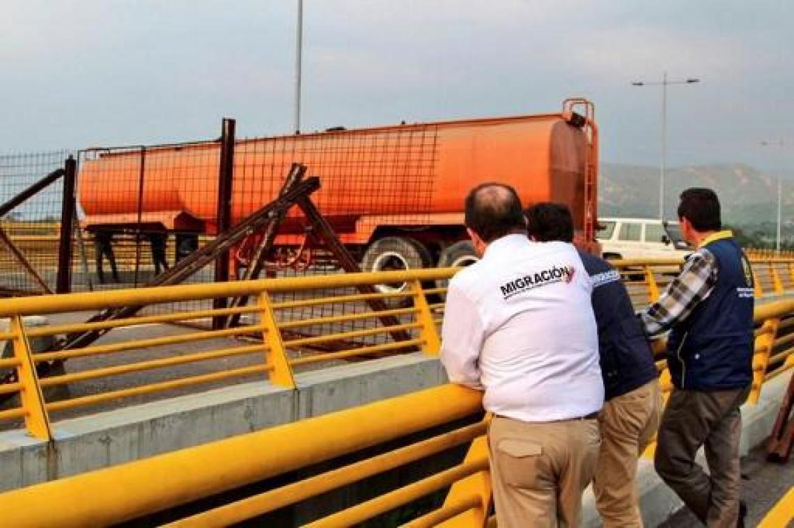 Crisis Venezuela - Militairen blokkeren brug aan de grens