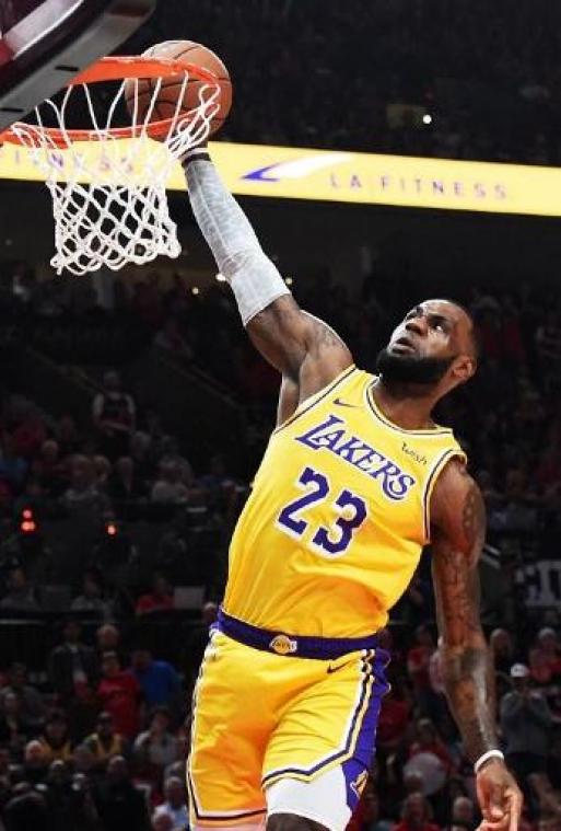 LeBron James helpt Lakers met triple double voorbij Boston
