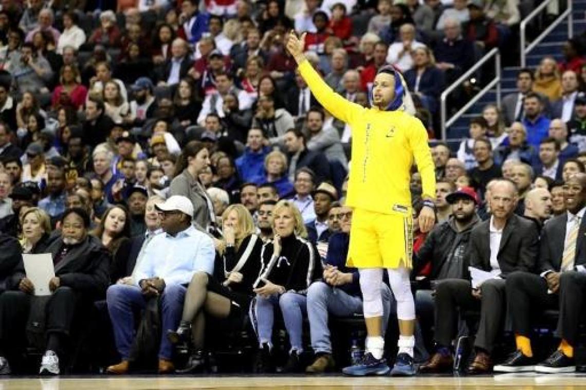 NBA - Golden State Warriors pakken op de valreep de volle buit in Phoenix