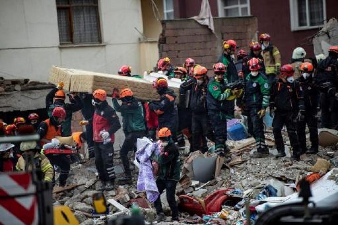 Dodentol instorting appartement Istanboel opgelopen tot 18 - Erdogan bezoekt slachtoffers