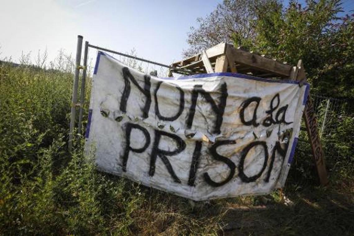 Negentigtal activisten blokkeren werf gevangenis Haren