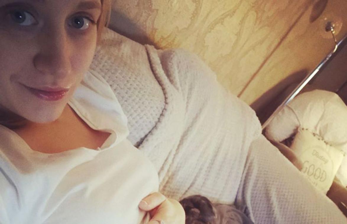 Dokters halen baby uit zwangere vrouw en steken haar na operatie terug