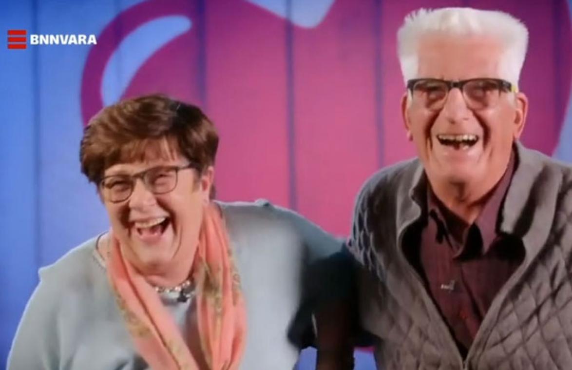 VIDEO. Gortdroge grijskop brengt zijn date en het internet aan het schaterlachen