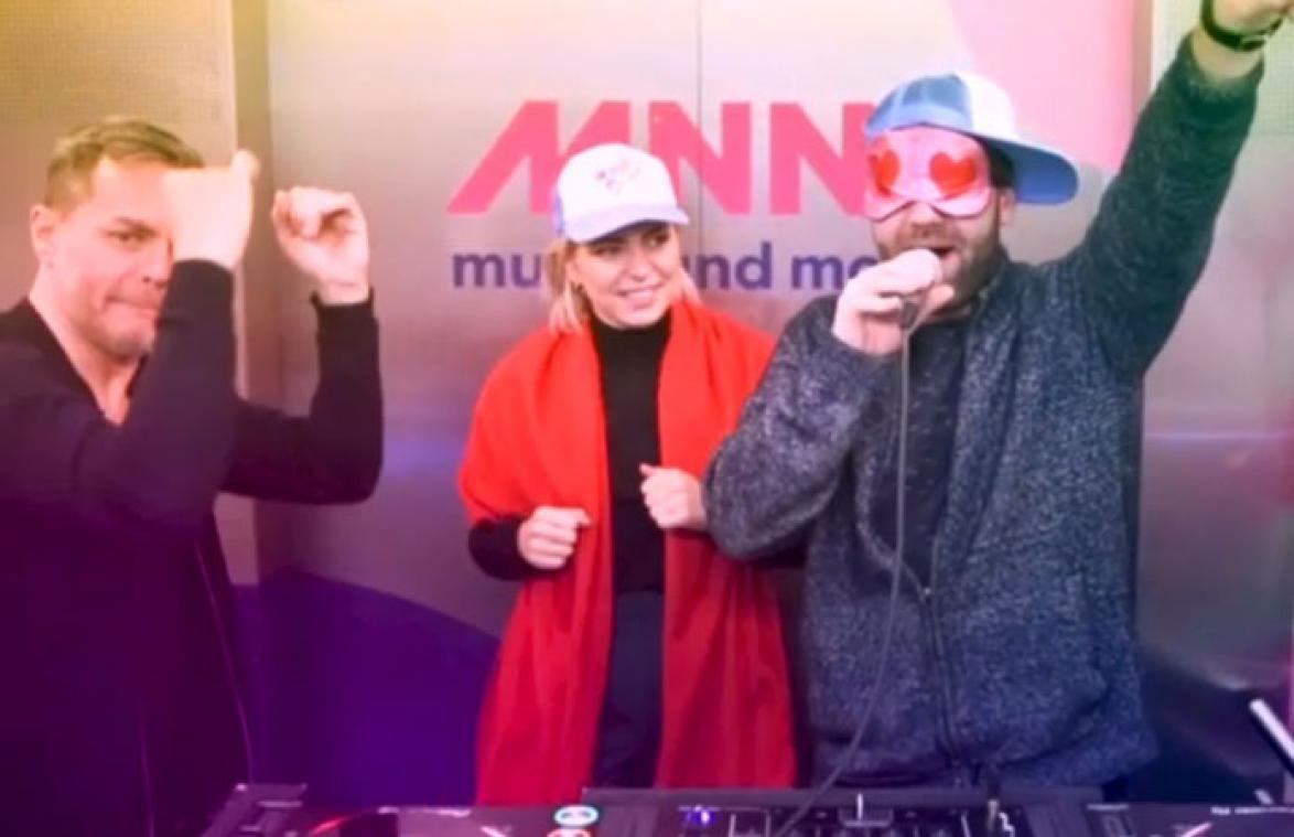 VIDEO. Victor uit 'Blind Getrouwd' brengt eigen nummer live bij MNM