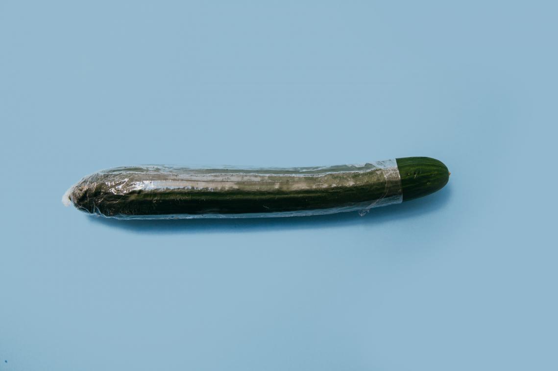 Man is geschokt nadat hij zijn vriendin op rare handeling betrapt na een vrijpartij