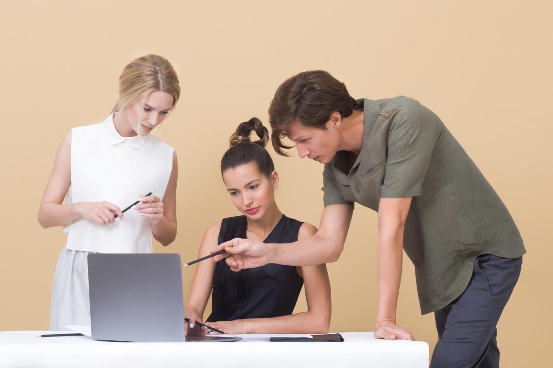 Bijna helft werknemers heeft geen probleem met flirten op de werkvloer