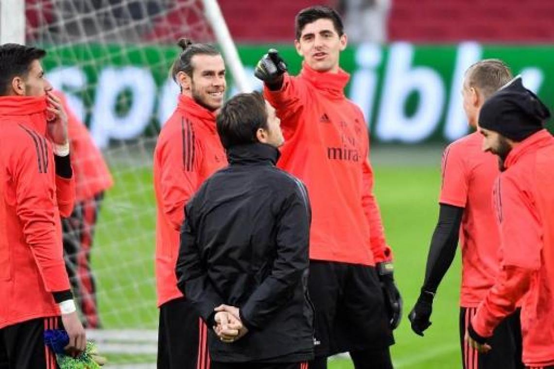Spelers van Real Madrid worden tot twee maal toe opgeschrikt door vuurwerk