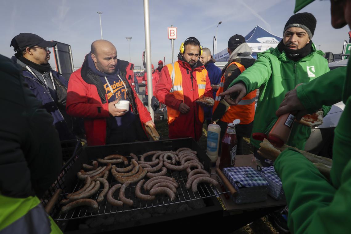 Nationale staking laat zich overal voelen, auto rijdt in op betogers