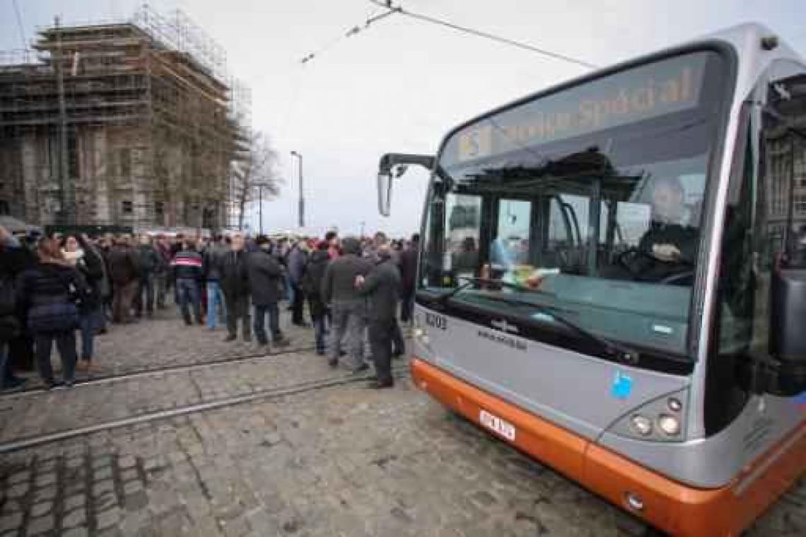 MIVB-werknemers komen samen aan Maalbeek voor spontaan eerbetoon